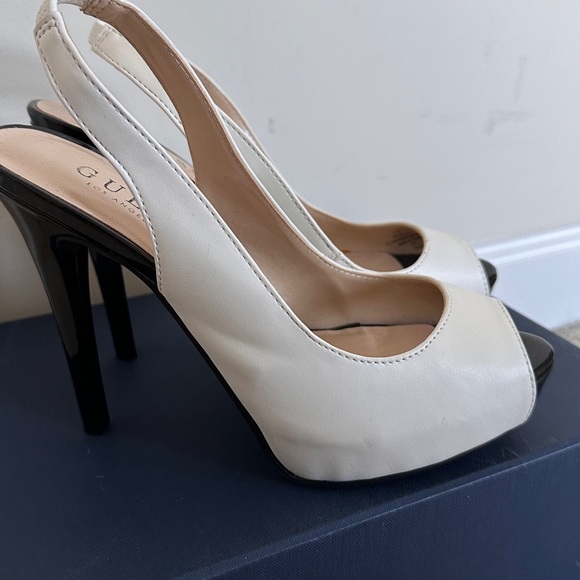 Elegant peep-toe pump from guess. - Picture 9 of 12